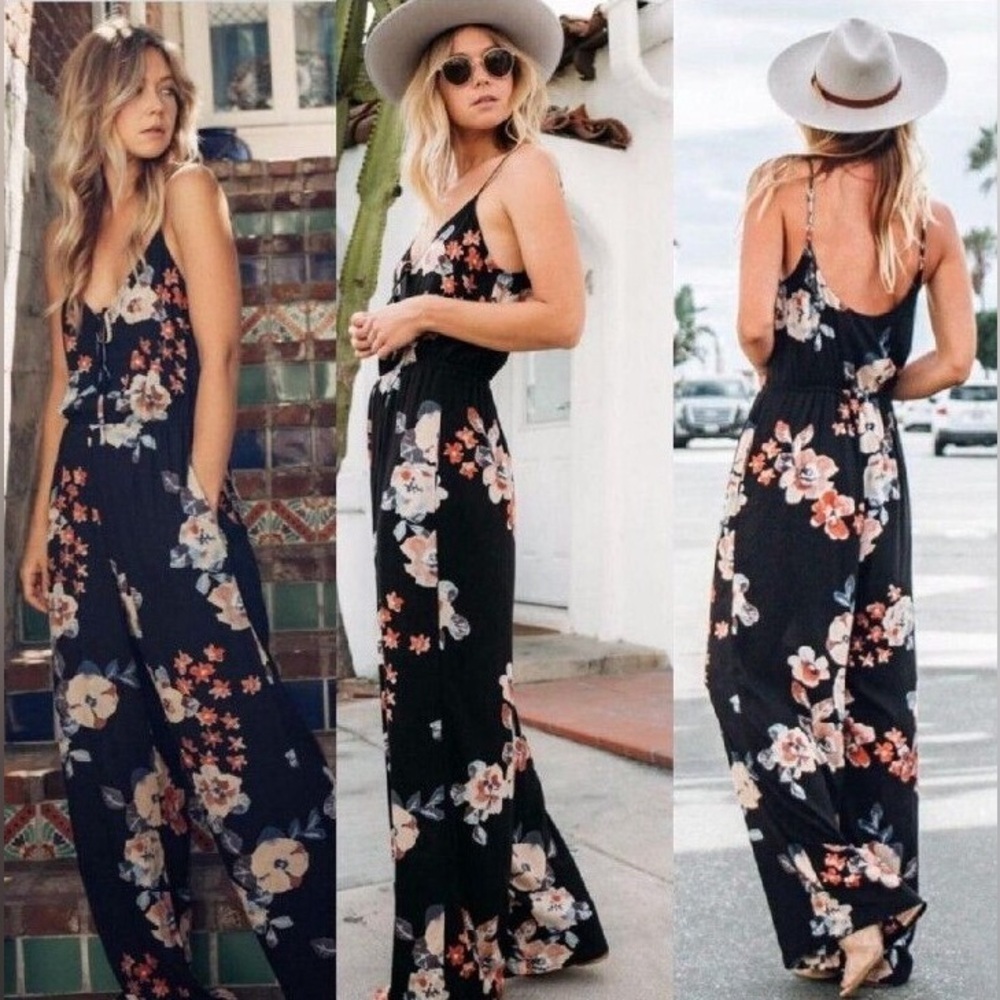 âźď¸RAREâźď¸đ¸LOVESTITCHđ¸đĽNWOTđĽFloral V Neck tie front JumpsuitâS
